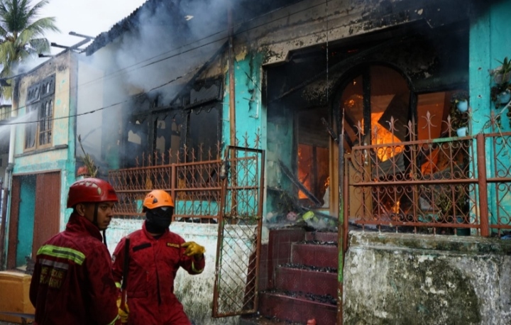 Ditinggal Pemilik Rumah, Satu Rumah Ludes Terbakar