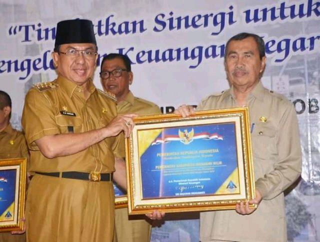 Bupati Inhil HM Wardan Terima Penghargaan Peraih Opini WTP