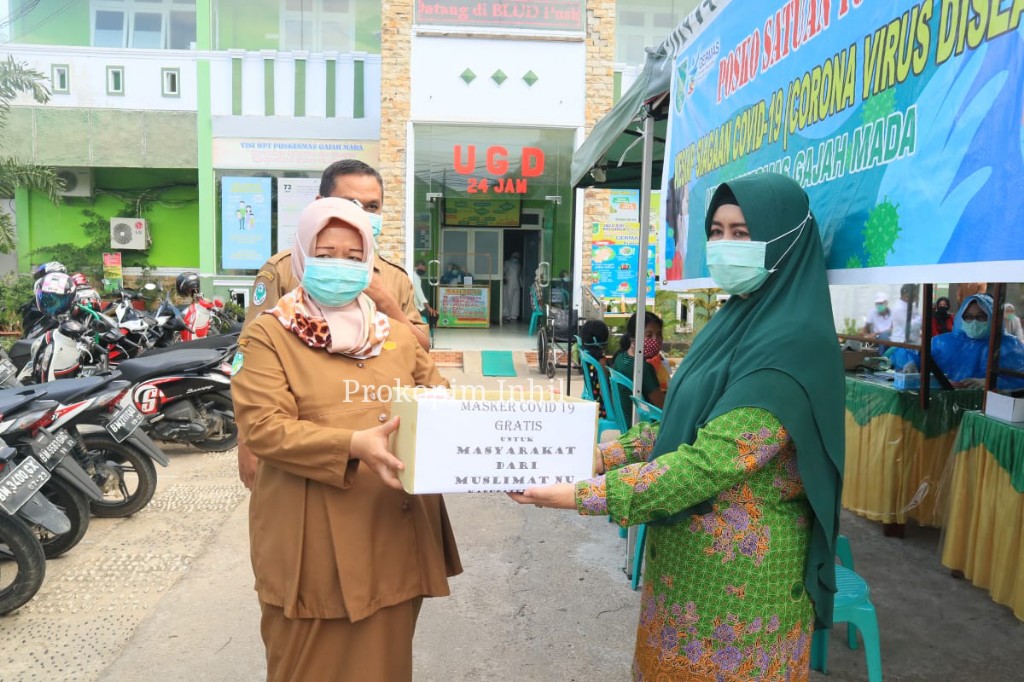 PC Muslimat NU Kabupaten Inhil Serahkan Masker ke Tiga UPT Puskesmas