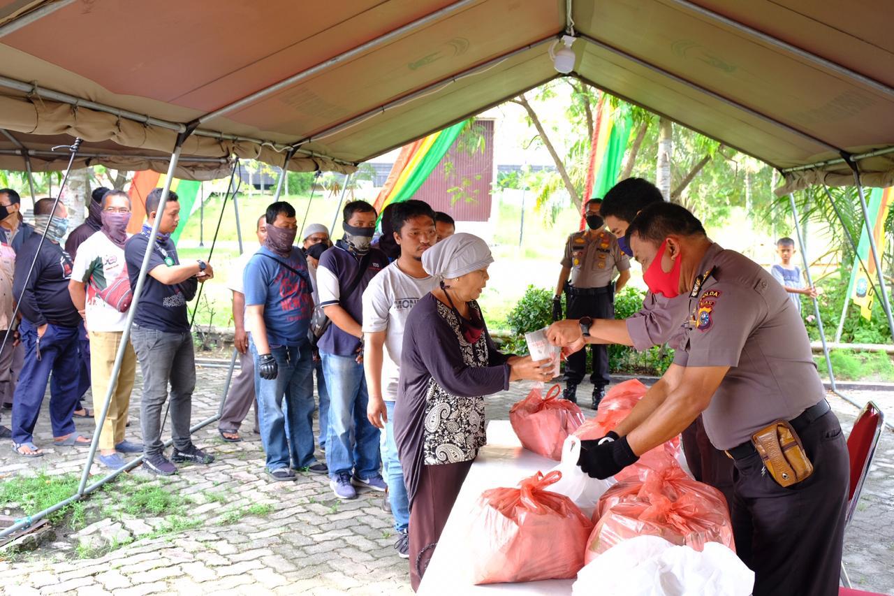Posko Relawan Bagikan Bantuan, Ketua MUI Riau: “Inisiatif Mulia”