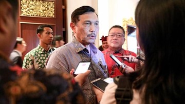 Luhut Menyebut China Meminat Investasi Pabrik Taksi Listrik di RI