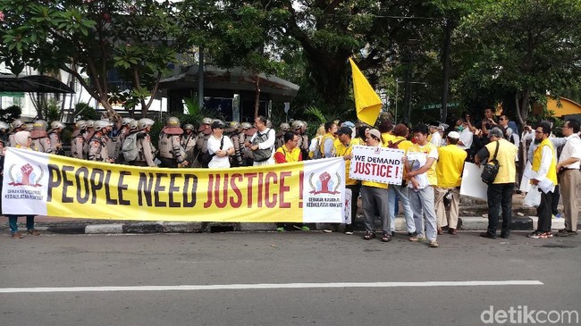 Massa Ikut Kawal Sidang Sengketa Pilpres di MK Berdatangan ke Patung Kuda