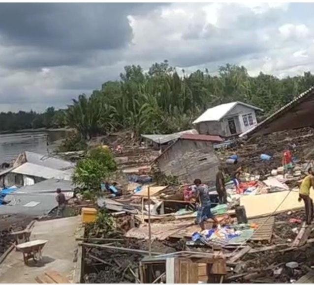 15 Rumah Ditepian Sungai Terjun Kesungai Diakibatkan Longsor Kembali Terjadi Di Simpang Tiga Enok