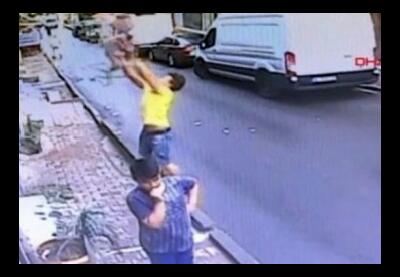 Heroik, Pemuda Terekaman CCTV Selamatkan Balita yang Terjatuh dari Apartemen