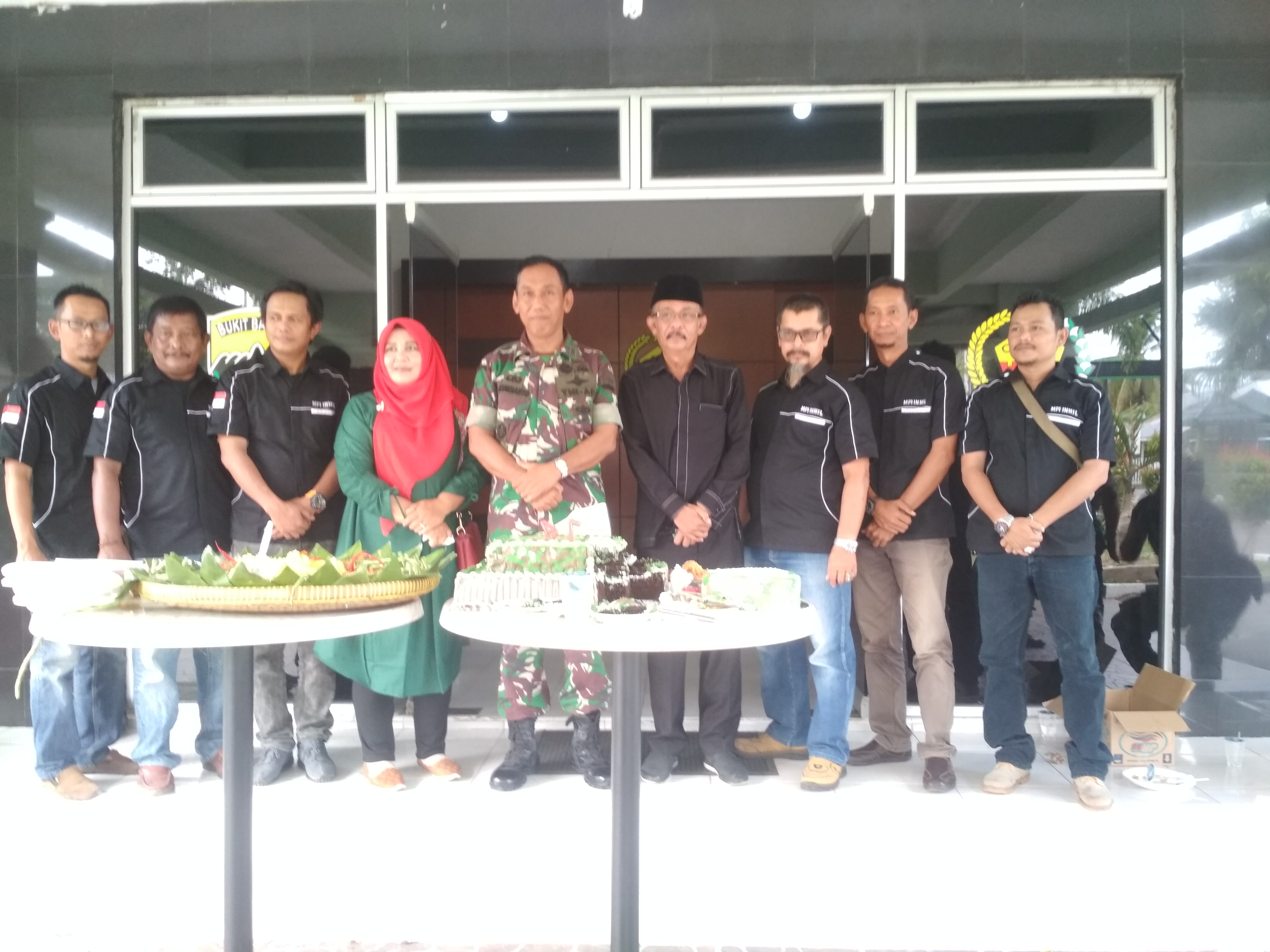 Kapolsek Pulau Burung Menyuapi kue ULTA TNI ke- 74 kepada Danramil 11/Pulau burung