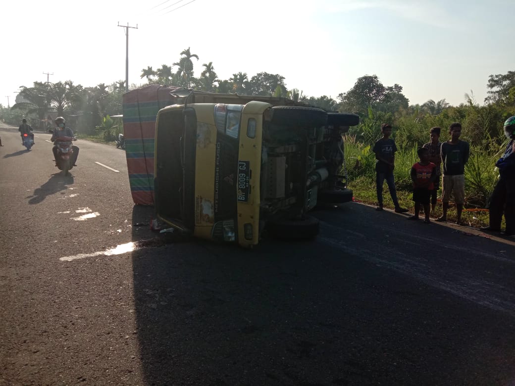 Senggol Pengendara Motor, Mobil Truk Terguling di Tengah Jalan Tempuling Inhil