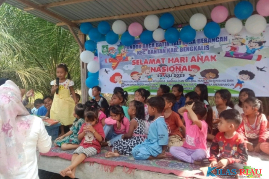 Kelompok Pondok Baca Batin Tali Bersama Mahasiswa Kukerta Bangun Kampung Desa Berancah Universitas Riau Gelar Kegiatan Peringati Hari Anak Dengan Suku Asli