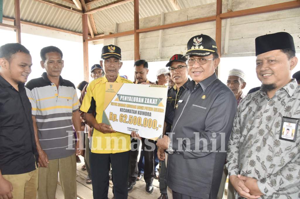 BUPATI HM.WARDAN SERAHKAN BANTUAN MUSIBAH ANGIN PUTING BELIUNG DI KECAMATAN KUINDRA.