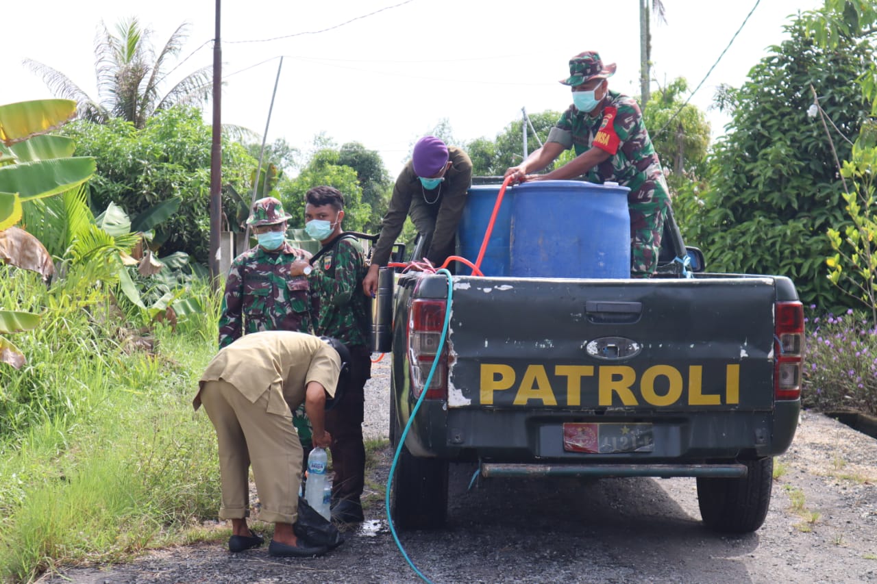 Kodim Inhil Bersama Koramil 01 Terus Lakukan Penyemprotan Disinfektan yang Belum Tersentuh