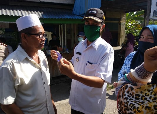 Camat Pelangiran Bagikan Masker Gratis Ke Masyarakat Untuk Cegah Penyebaran Covid-19
