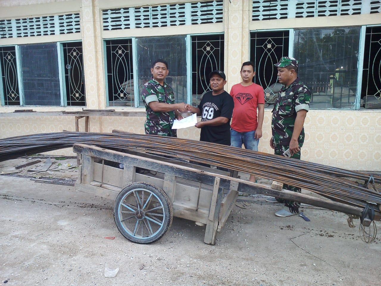 Dandim 0314 Inhil Serahkan Bantuan Material ke Pengurus Masjid di Jalan Saptamarga