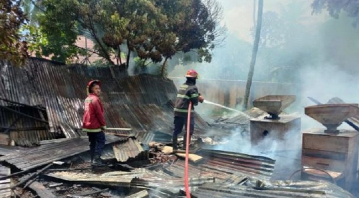 Bulog Di Padang Ludes Terbakar, Api Berasal Dari Membakar Sampah