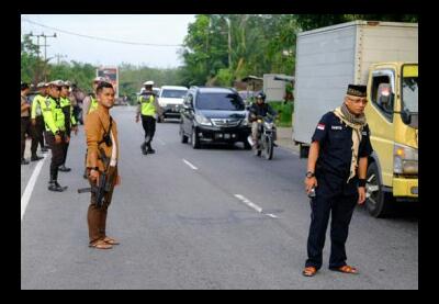 Polisi Bersenjata Lengkap Razia di Pintu Masuk Pekanbaru