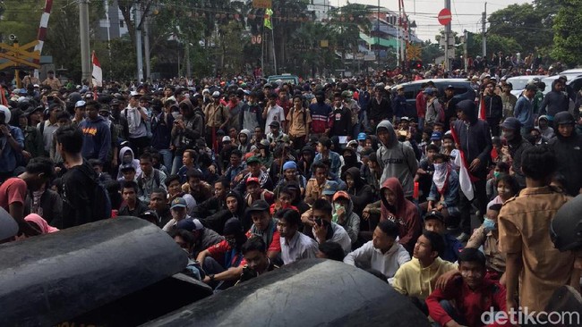 Aparat Polisi Siap Siaga Menghalau Massa Putih Abu-abu dan Pramuka Berkumpul di Belakang DPR