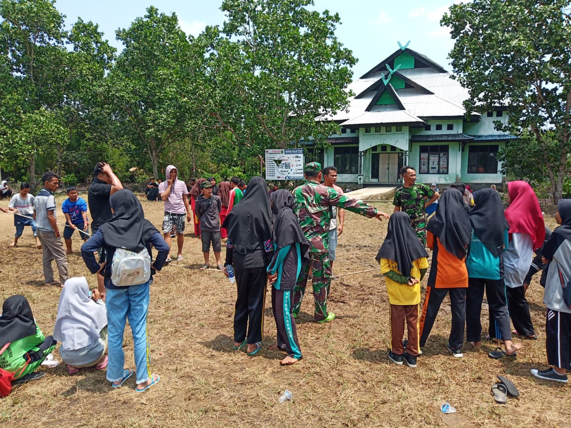 Meriahkan HUT RI ke-74, Koramil 02/Tanah Merah Gelar Permainan Lomba Tarik Tambang