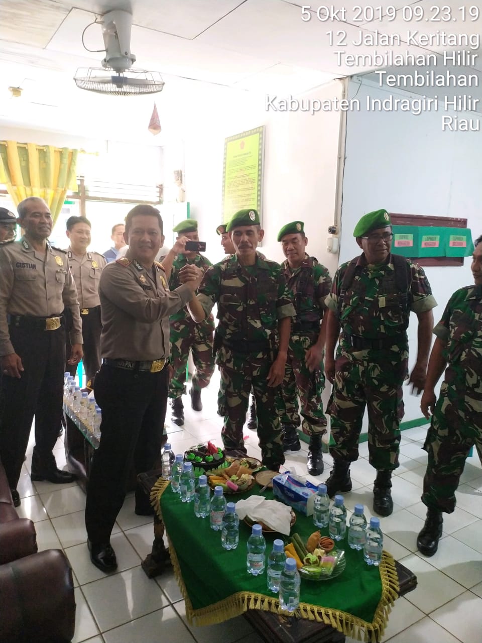 Polsek Tembilahan Hulu Beri Kejutan kepada Koramil 01 dalam Rangka HUT TNI ke- 74