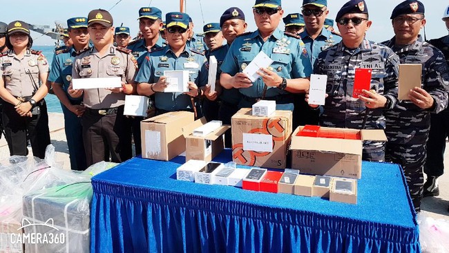 Dor!Dor!Dor! TNI AL Bekuk Penyelundup 20 Ribu Hp dari Singapura