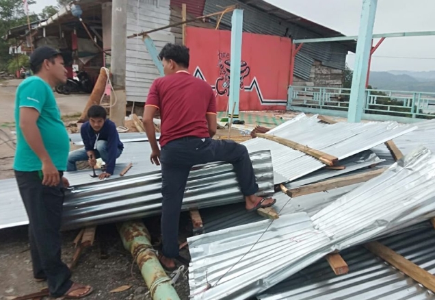 Akibat Angin Puting Beliung 7 Warung Warga Kampar Rusak Berat Tertimpa Tiang Listrik