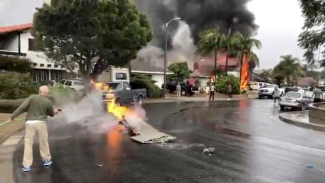 Pesawat Tabrak Rumah dan 'Mendarat' di Halaman Belakang, 2 Tewas