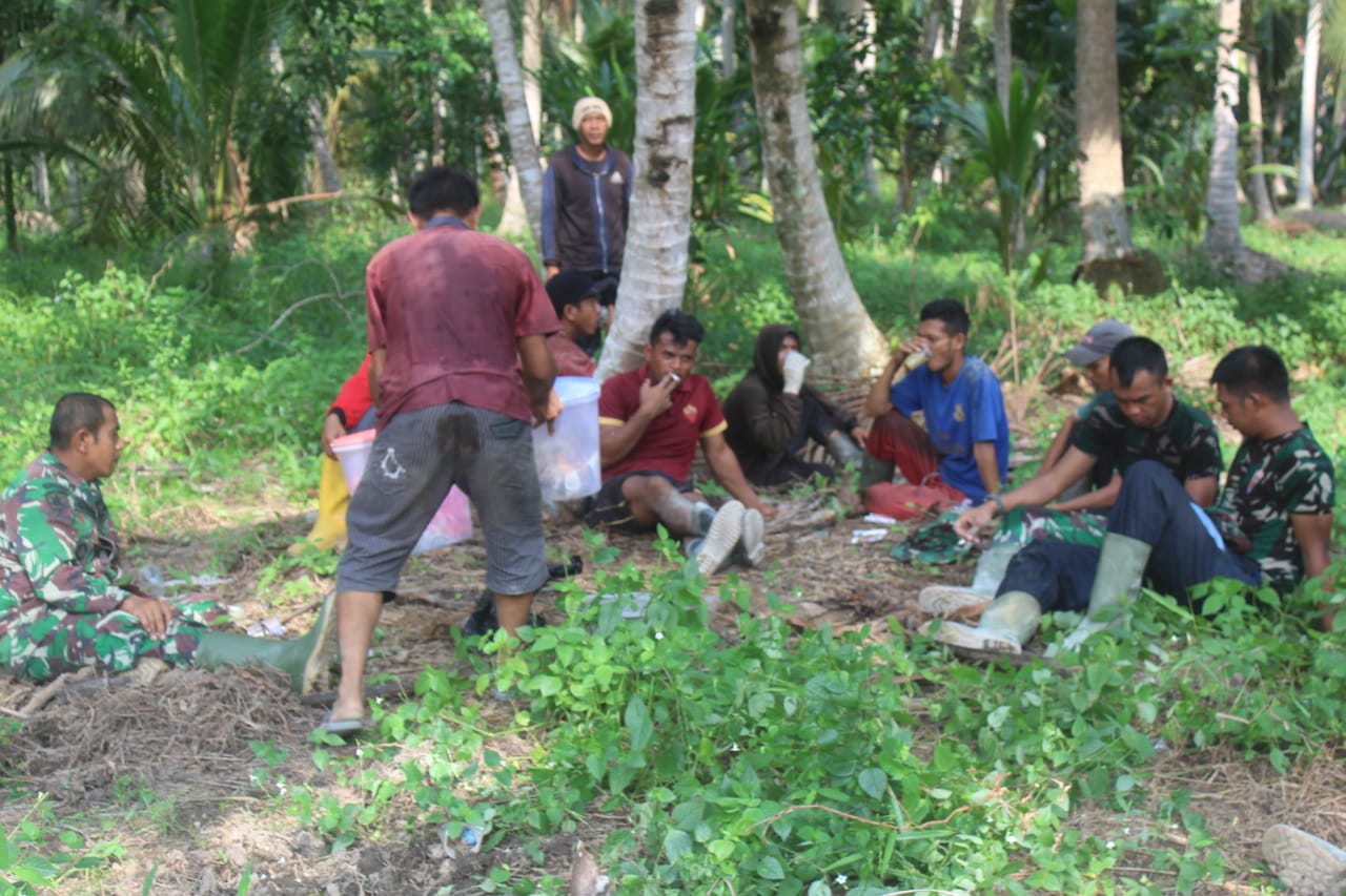 Waktu Istirahat Tiba Satgas TMMD Bersama Masyarakat Makan Bersama