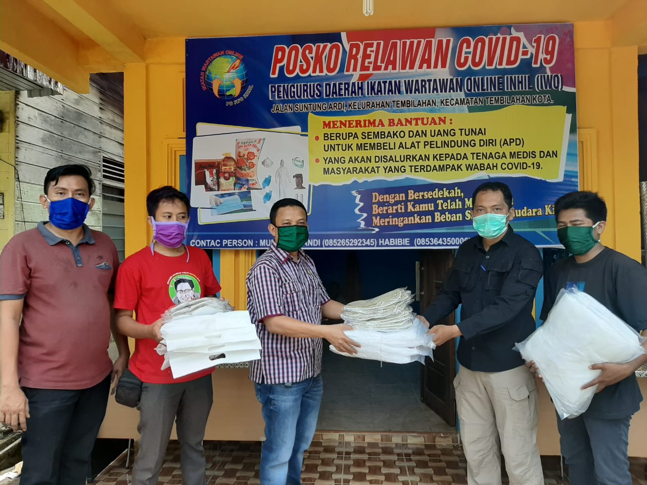 Pandami covid-19, Ketua PKB Inhil Serahkan Bantuan APD ke Posko Relawan IWO Inhil