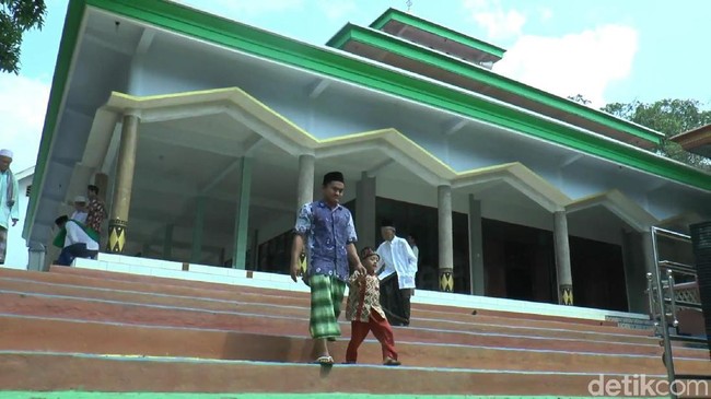 Ulat Bulu Serbu Rumah, Masjid dan Sekolah di Pasuruan