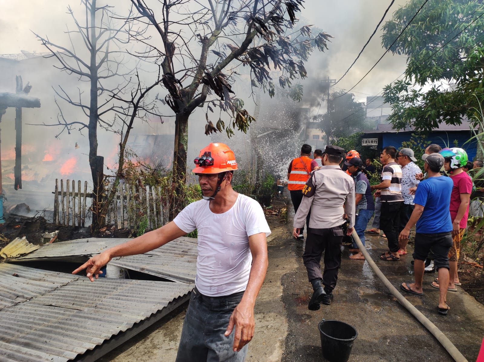 Polres Inhil Turun Langsung Ikut Padamkan Api Kebakaran di di M Boya Tembilahan