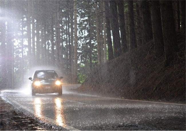 Jika Hujan, Berikut Tips Menjaga Keselamatan Bagi Pengguna Mobil