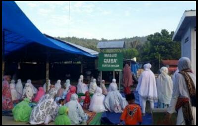 Warga Gempa Lombok Salat Id di Masjid Darurat