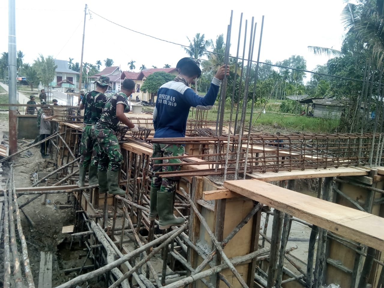 Satgas TMMD ke 106 Kodim 0314/Inhil Reteh Terus Maksimalkan Pembuatan Jembatan Beton