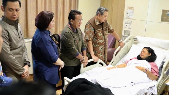Andi Arief Mengunggah Foto Kondisi Ibu Ani Yudhoyono Dirawat di RS