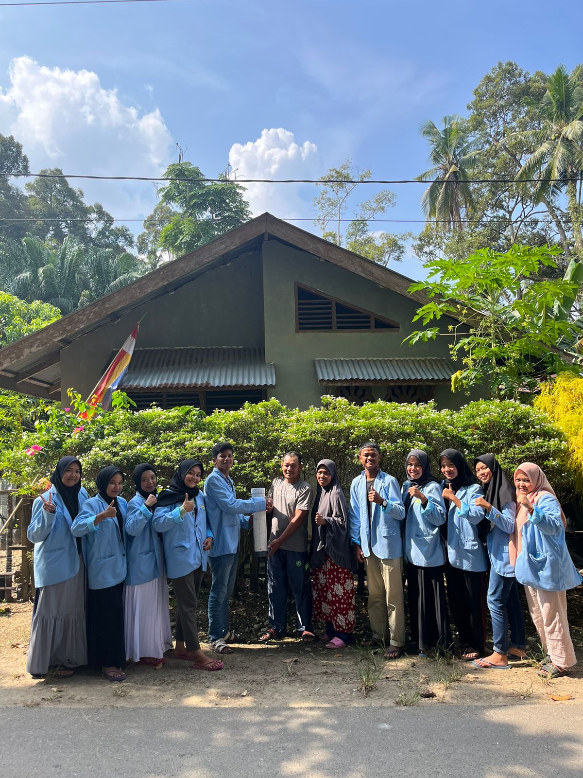 Tim Kukerta Unri Laksanakan Penanaman Biopori di Desa Pulau Banjar Kari