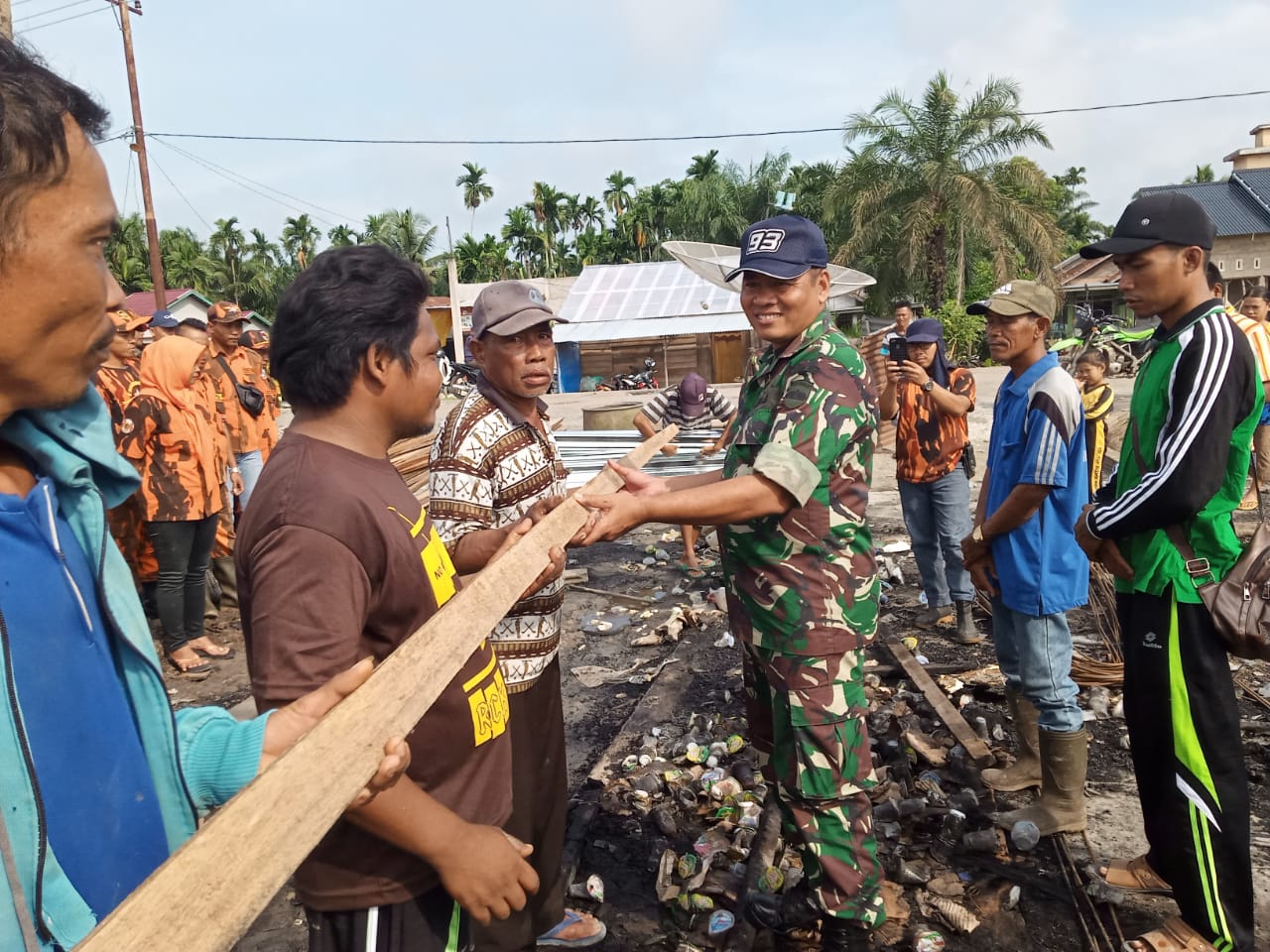 12 Kepala Keluarga yang Tekena Musibah Dapat Bantuan Bahan Bangunan dari Dandim Inhil