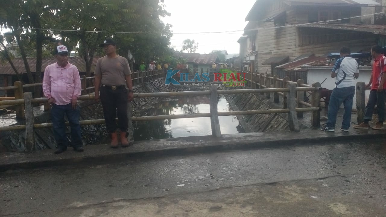 Ditumbuhi Rumput Parit 13 Tembilahan Jadi Buntu, Sejumlah Pejabat di Inhil Turun Goro Massal