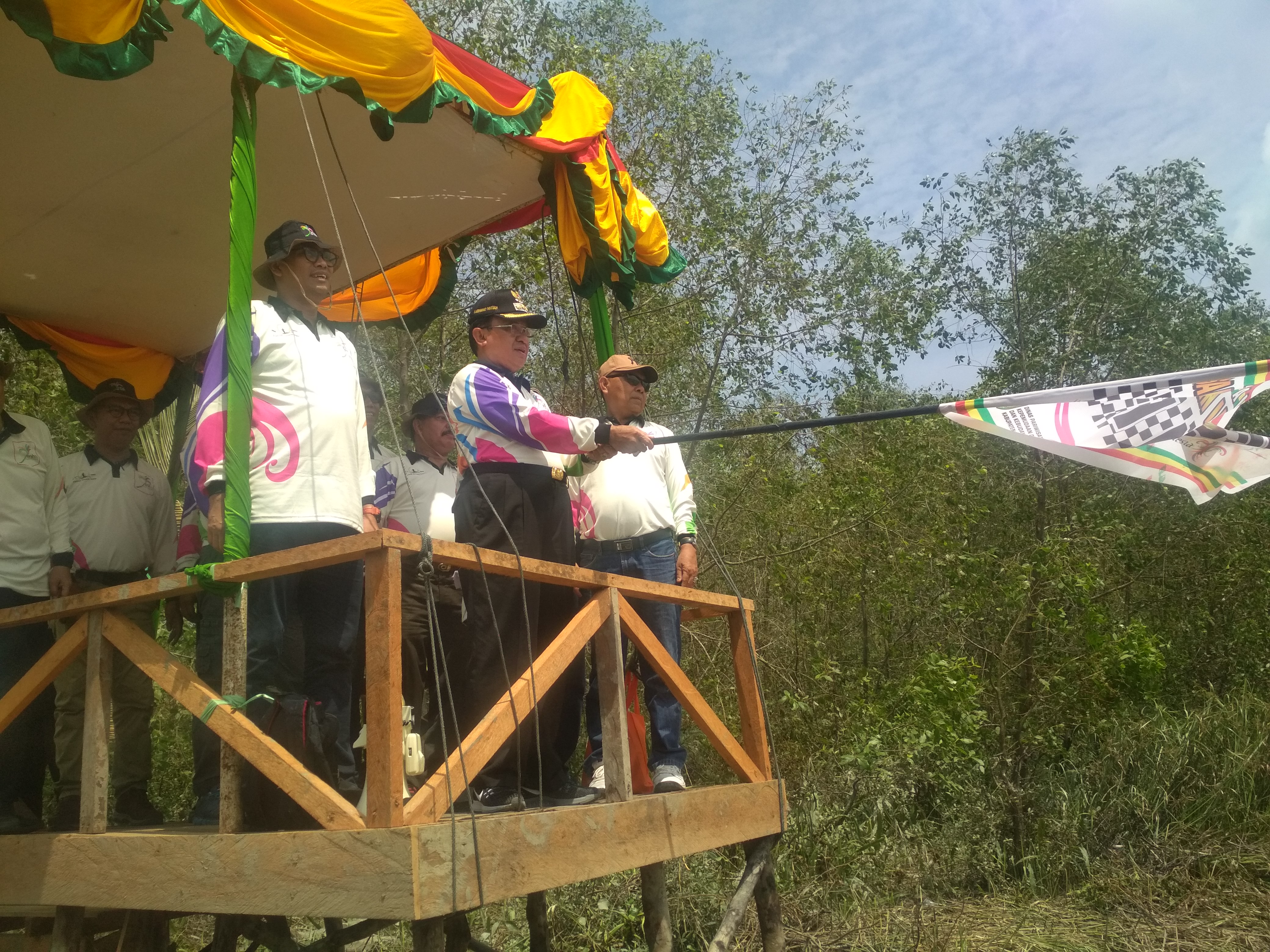 Bupati Inhil Resmikan Festival Sampan Leper di Kuala Getek Tembilahan