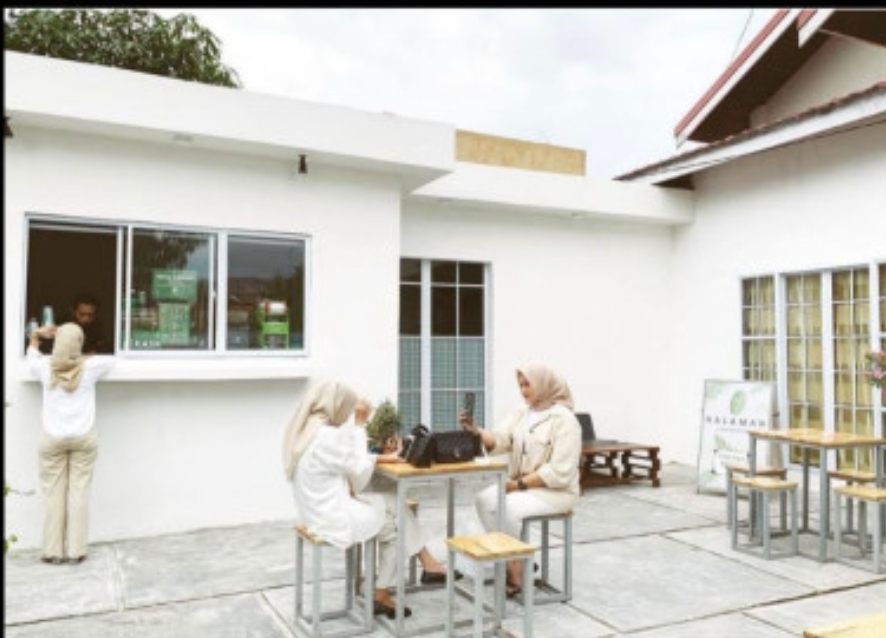 Nongkrong Bareng Kawan di Halaman Cafe Tembilahan
