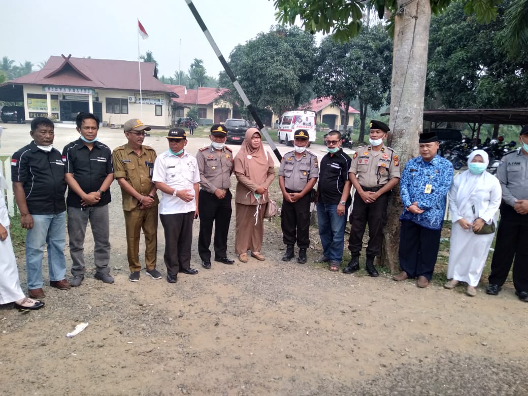 Kesbangpol Bersama bersama Kapolsek Tembilahan Hulu membagikan 4000 Masker