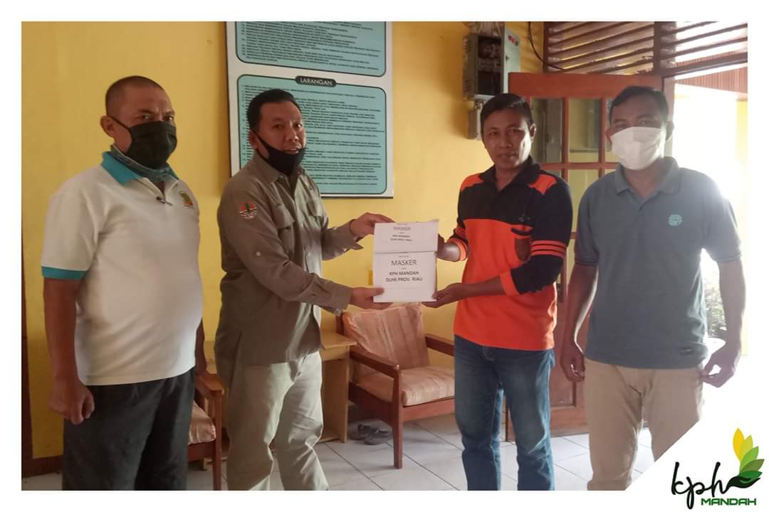 ASN UPT KPH Mandah - DLHK Riau Salurkan 50 Paket Sembako dan Masker ke Masyarakat