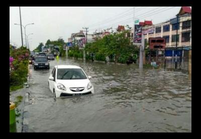 Jalan HR Soebrantas Masih Terendam Banjir, Pengguna Jalan Diminta Waspada