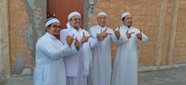 Habib Rizieq Pose Dua Jari Usai Nyoblos di Mekah