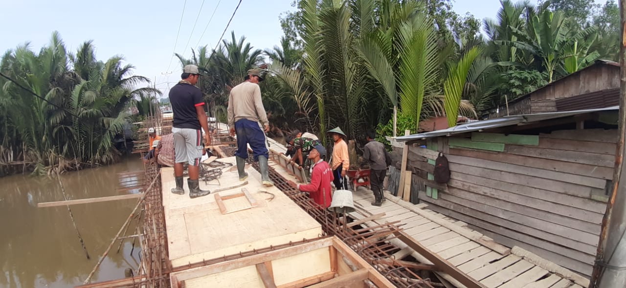 Pembangunan Jembatan Beton Desa Seberang Sanglar TMMD ke 106 Kodim 0314/Inhil Sudah Memasuki Tahap i