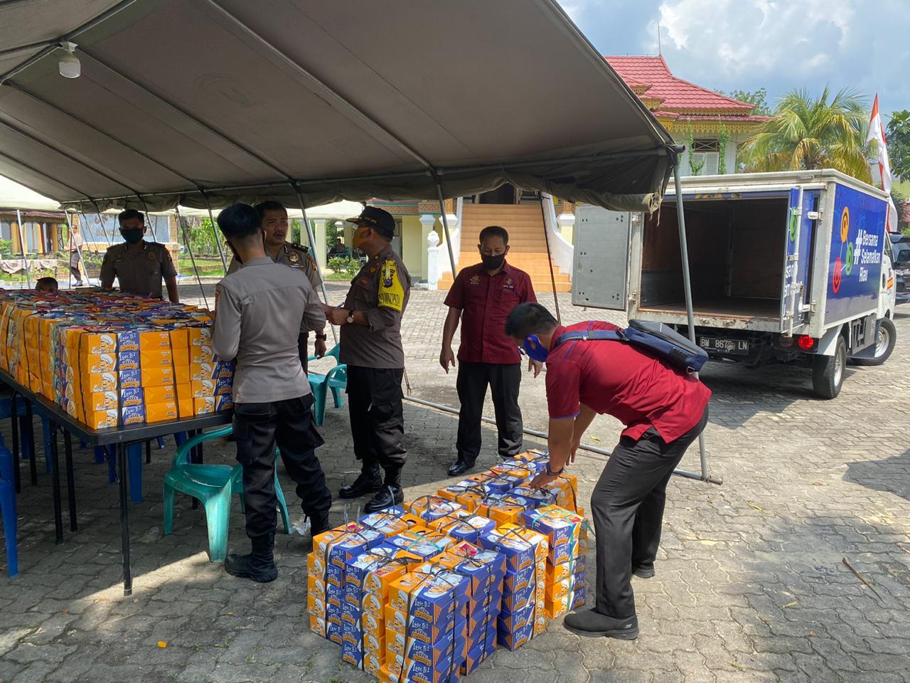 Dapur Umum TNI-Polri Peduli Kemanusiaan, Sajikan Nasi Kotak UntukMasyarakat Terdampak Covid-19