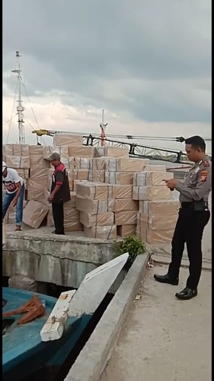 Ratusan Kotak Rokok Ilegal Diamankan Polisi Dari Sebuah Kapal Motor di Perairan Pulau Kijang