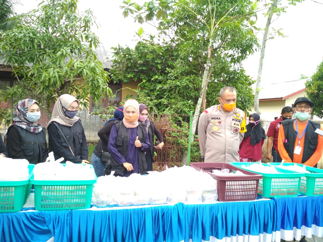 Srikandi Yayasan Vioni Bersaudara Bersama Polres Inhil Bagikan 300 Takjil