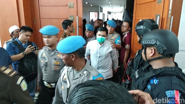 Memakai Masker Korban Penganiayaan Habib Bahar Diteriaki Pengunjung