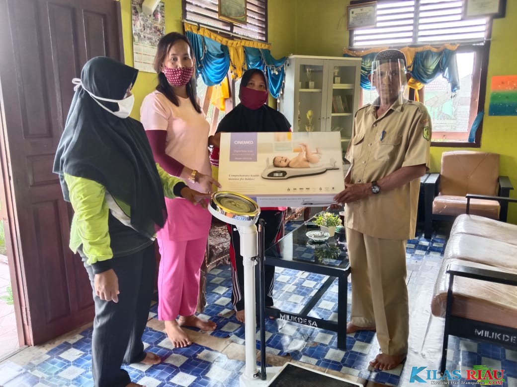 Kades Tegalrejo Jaya Salurkan Duah Buah Alat Timbangan Anak Digital ke Posyandu