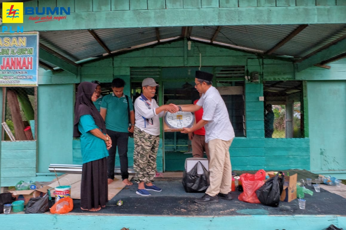 Hari Listrik Nasional, PLN Rayon Selatpanjang lakukan Perbaikan instalasi Mushalla