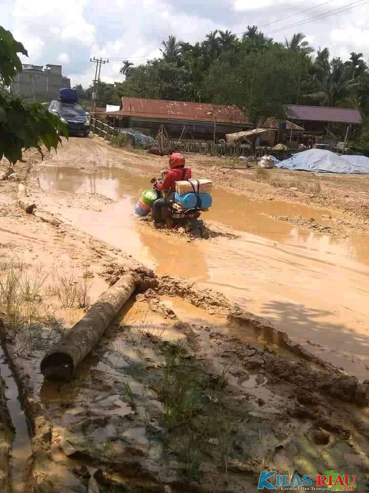 Ruas Jalan Selensen, Kotabaru, Serta Sungai Ara Kecamatan Keritang Rusak dan Berlumpur