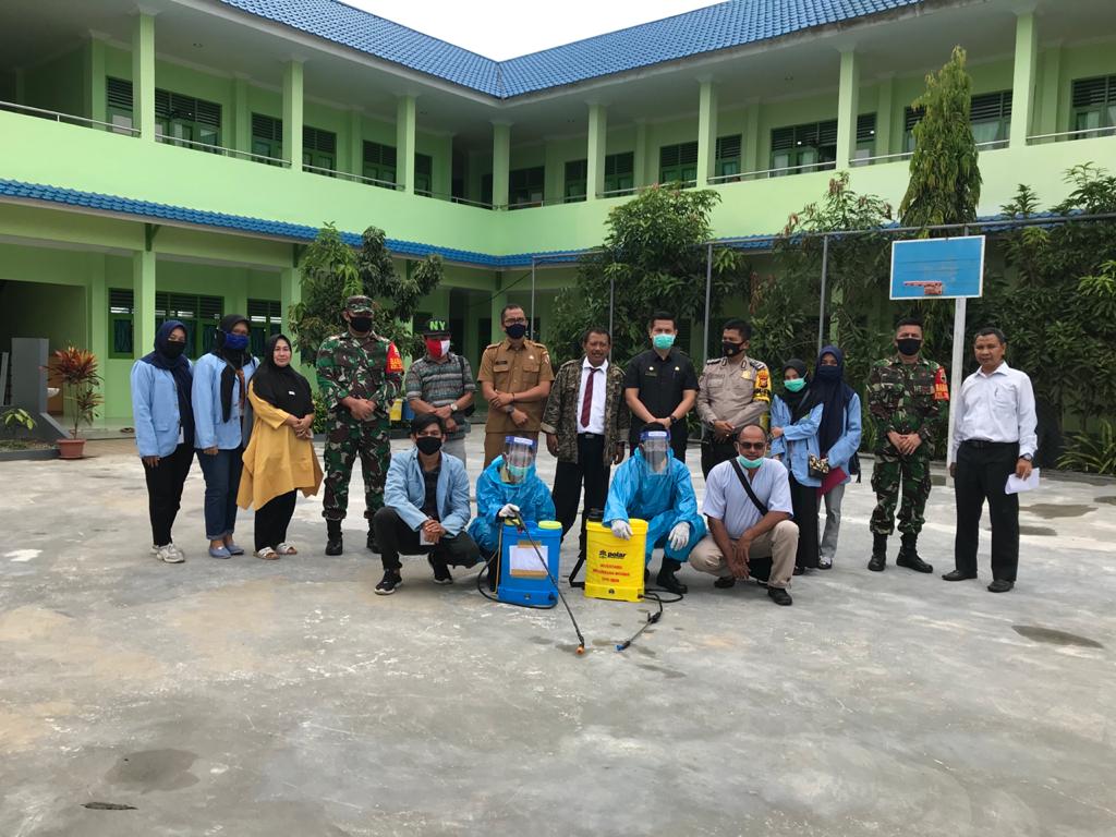 Cegah covid-19, Tim Kukerta Balek Kampung Unri Adakan Penyemprotan Disinfektan di Kelurahan Delima