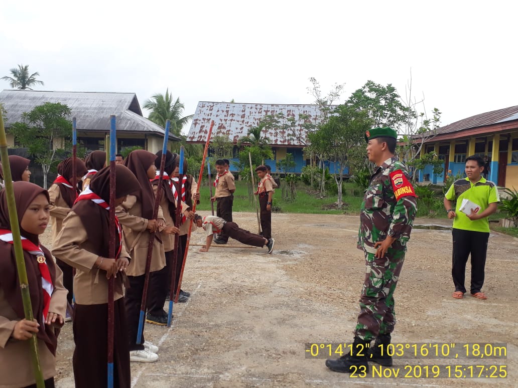 Koramil 12 Laksanakan Latihan Pramuka di SMPN 001 Batang Tuaka